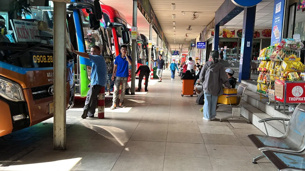 Nhiều nhà xe còn đang chờ khách. Ảnh: ĐT.