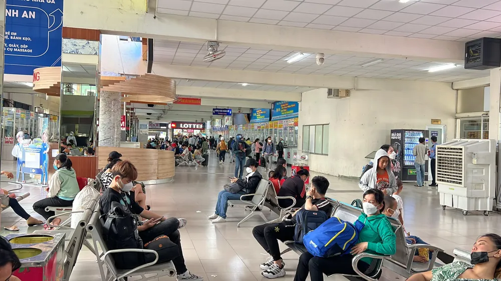 Sảnh bán vé Bến xe Miền Đông. Sảnh bán vé Bến xe Miền Đông.