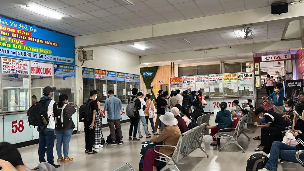 Các tuyến ngắn, thu hút hành khách hơn - một trong những tuyến có nhiều khách xếp hàng mua vé. Ảnh: ĐT. Các tuyến ngắn, thu hút hành khách hơn - một trong những tuyến có nhiều khách xếp hàng mua vé. Ảnh: ĐT.