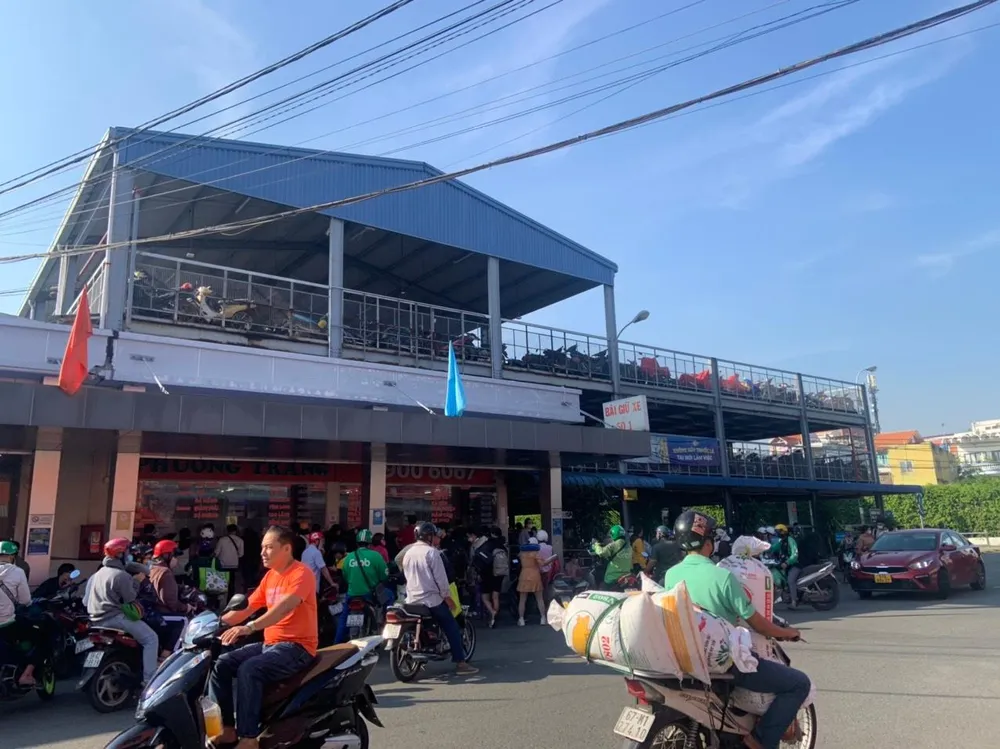 Các bãi gửi xe cũng đông đúc người qua lại. Ảnh: CTV. Các bãi gửi xe cũng đông đúc người qua lại. Ảnh: CTV.