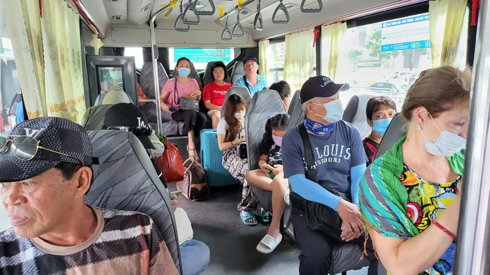 Hơn 20 hành khách di chuyển trên một tuyến xe buýt. Ảnh: CTV.