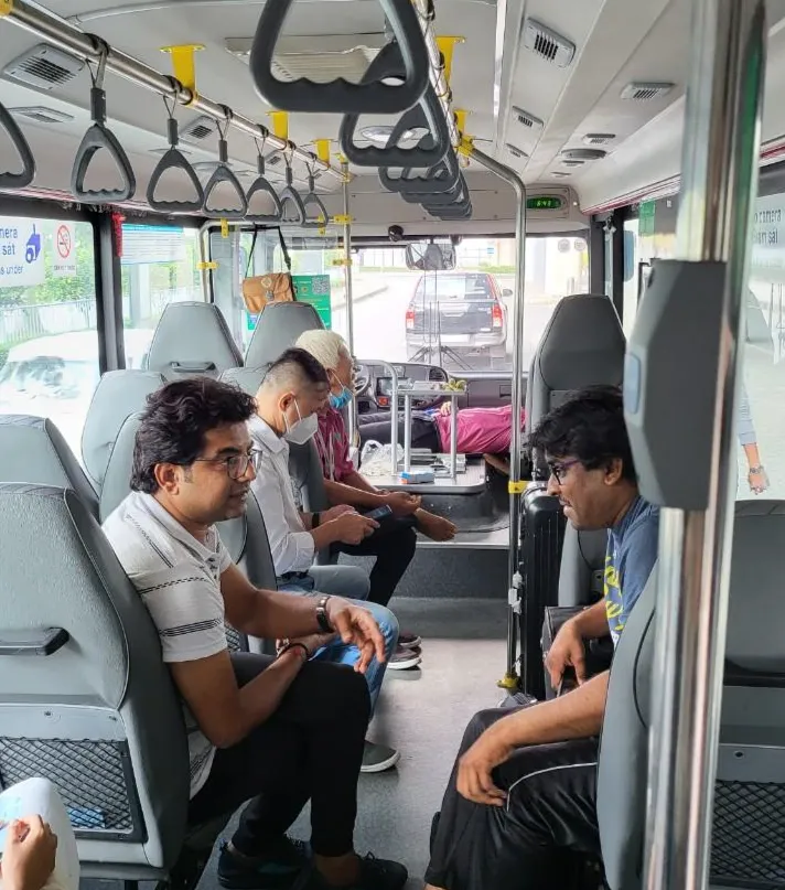 Nhiều khách nước ngoài lựa chọn xe buýt khi tới TP.HCM. Ảnh: CTV.