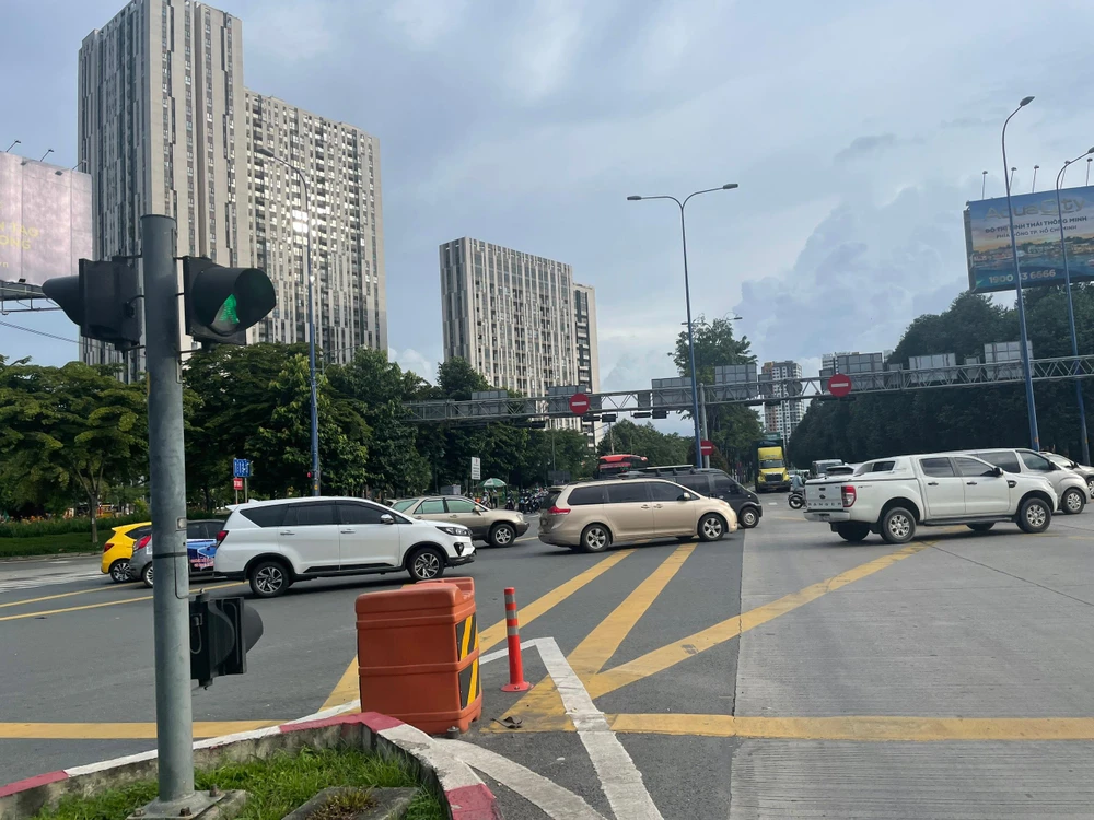 Khu vực nút giao An Phú, các phương tiện di chuyển thông thoáng. Ảnh: ĐT.