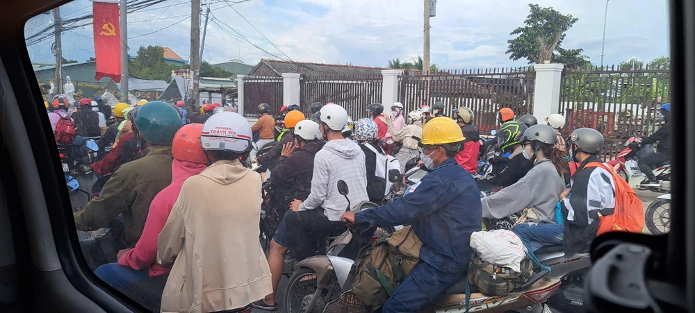 Người dân lỉnh kỉnh đồ đạc quay trở lại TP.HCM. Ảnh: ANH SUNG.