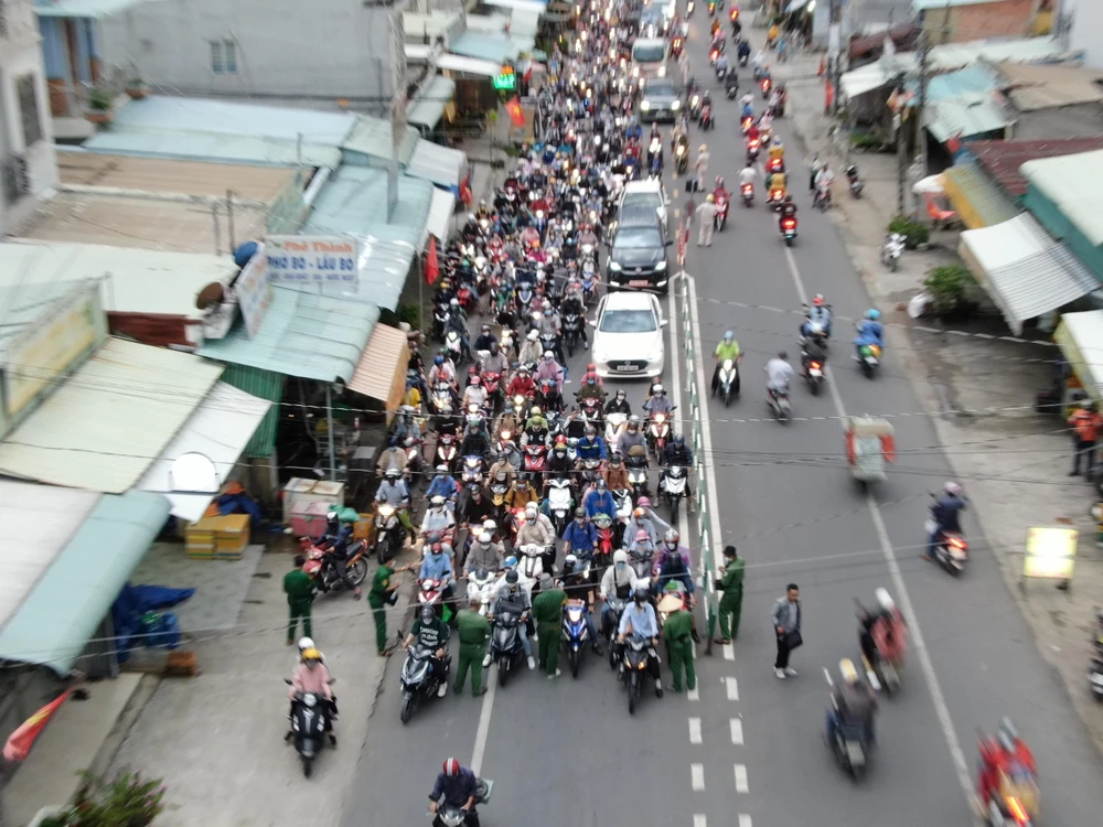 Các phương tiện xếp hàng mua vé. Ảnh: ĐT.