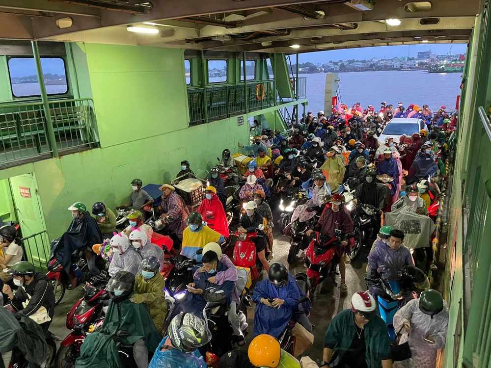 Người dân quay trở lại TP.HCM qua hướng phà Cát Lái . Ảnh: ĐT.