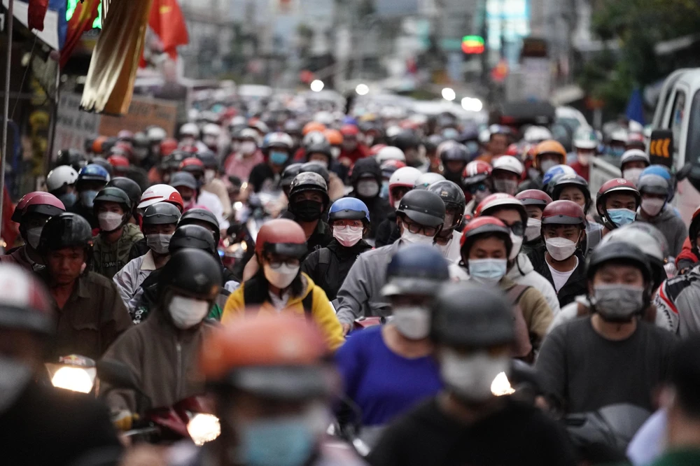 Người dân xếp hàng chờ qua phà. Ảnh: ĐT.