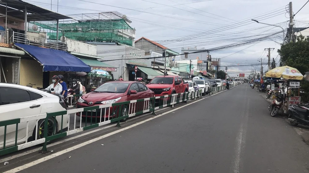 Ô tô xếp hàng đi qua phà Cát Lái. Ảnh: ĐT.