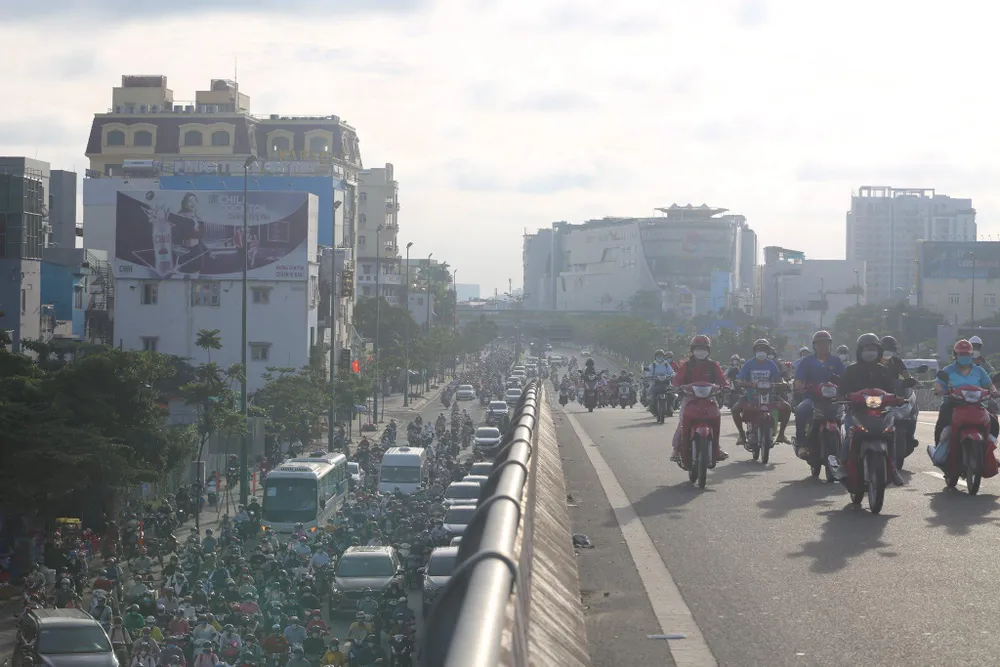 Đường Phạm Văn Đồng đông đúc trong ngày 5-9. Đường Phạm Văn Đồng đông đúc trong ngày 5-9.