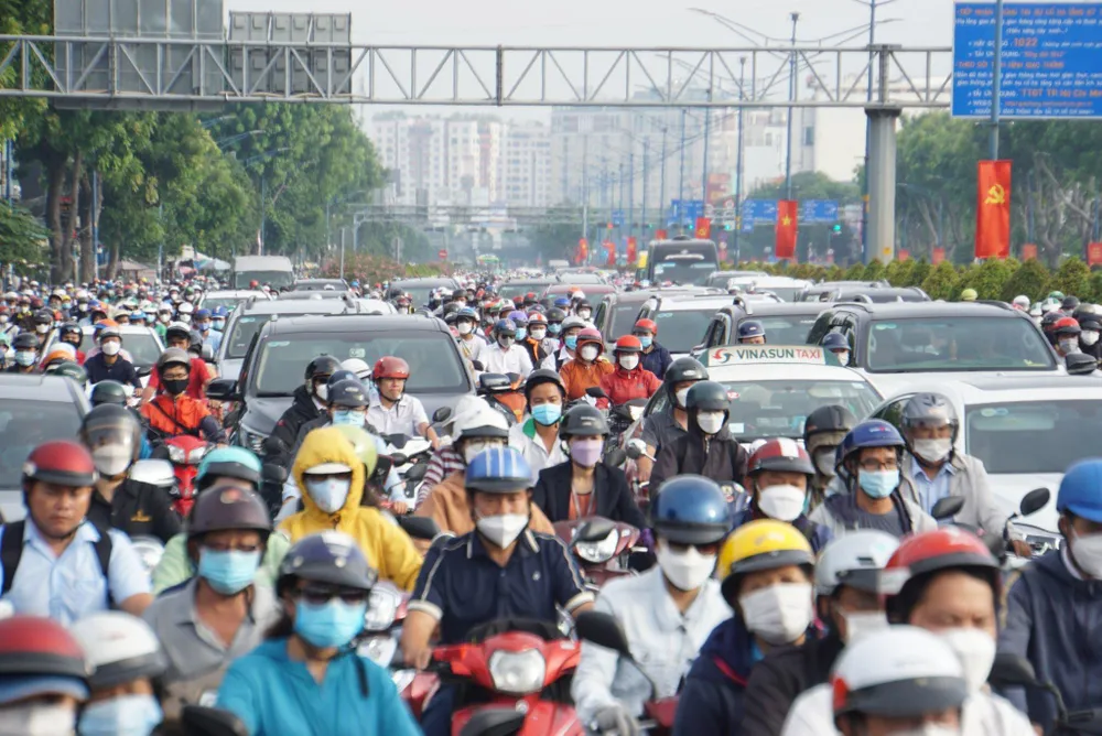 Cả dòng người ùn tắc kéo dài trên đường Trường Chinh. Cả dòng người ùn tắc kéo dài trên đường Trường Chinh.