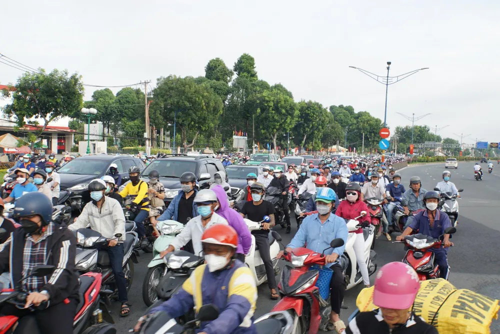 Cửa ngõ phía Tây TP ùn ùn phương tiện, nhất là xe máy. Cửa ngõ phía Tây TP ùn ùn phương tiện, nhất là xe máy.