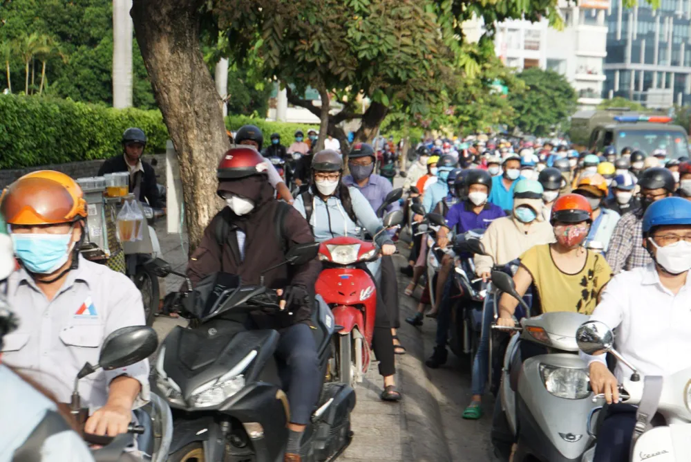 Dòng người mệt mỏi vượt từ điểm kẹt này qua điểm kẹt khác. Dòng người mệt mỏi vượt từ điểm kẹt này qua điểm kẹt khác.