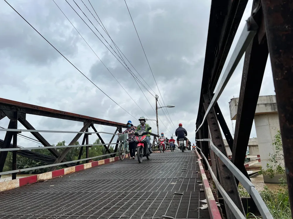 Vào giờ cao điểm sáng và tối, cầu Long Kiểng thường xuyên kẹt xe. Ảnh: ĐT.