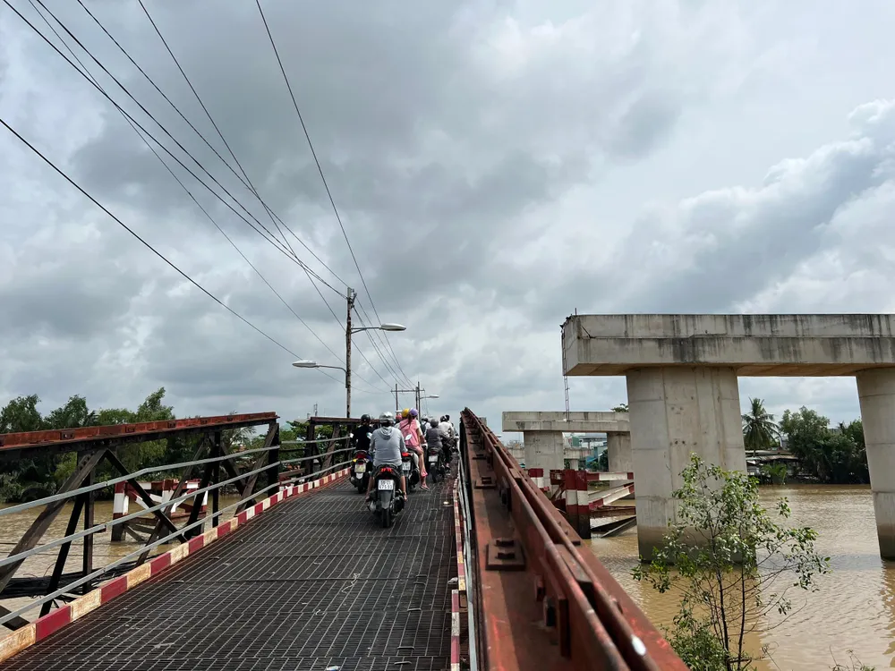Người dân Nhà Bè mong ngóng cầu mới sớm hoàn thành.