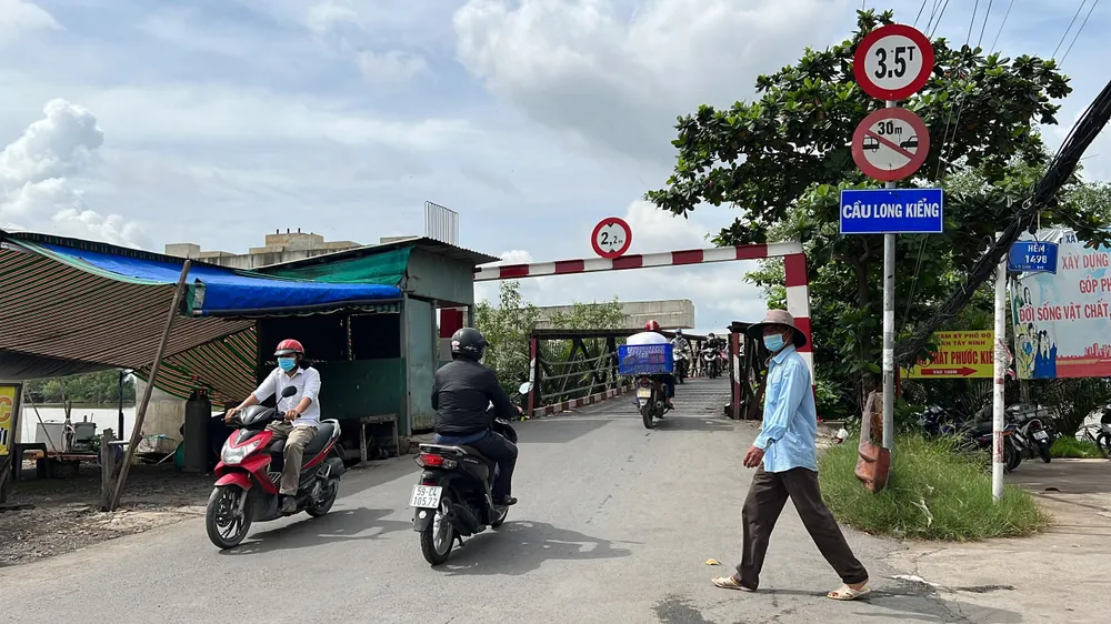 Cầu Long Kiểng chật hẹp nhưng có mật độ giao thông lớn. Ảnh: ĐT.