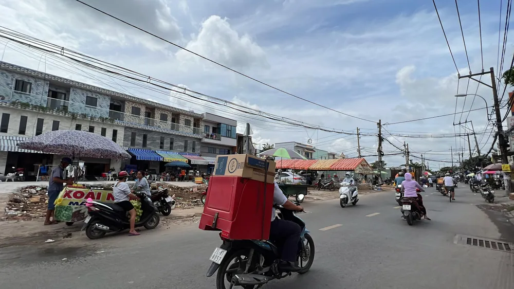 Người dân hai bên đường dẫn vào cầu đã bàn giao mặt bằng cho dự án. Ảnh: ĐT.