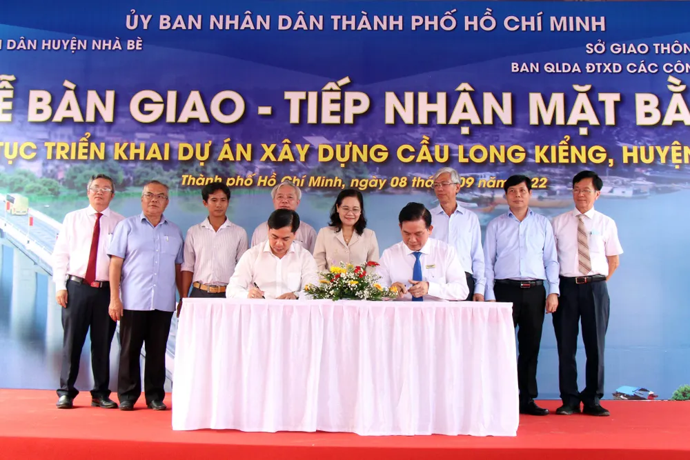 Lễ Bàn giao - tiếp nhận mặt bằng cầu Long Kiểng. Ảnh: ĐT. Lễ Bàn giao - tiếp nhận mặt bằng cầu Long Kiểng. Ảnh: ĐT.