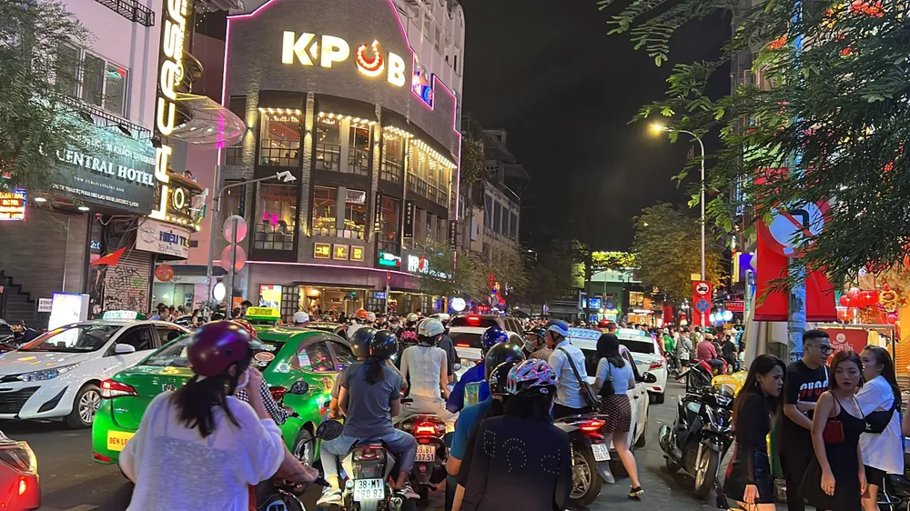 Khu vực đường Đề Thám tấp nập và ùn ứ. Ảnh: ĐT. Khu vực đường Đề Thám tấp nập và ùn ứ. Ảnh: ĐT.