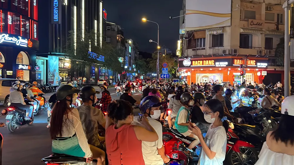 Người dân phải mất hàng giờ để di chuyển. Ảnh: ĐT. Người dân phải mất hàng giờ để di chuyển. Ảnh: ĐT.