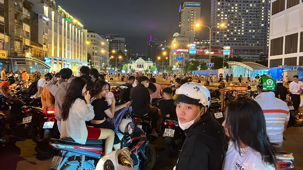 Tại khu vực đường Lê Lợi cũng đông đúc người dân vui chơi. Ảnh: ĐT. Tại khu vực đường Lê Lợi cũng đông đúc người dân vui chơi. Ảnh: ĐT.