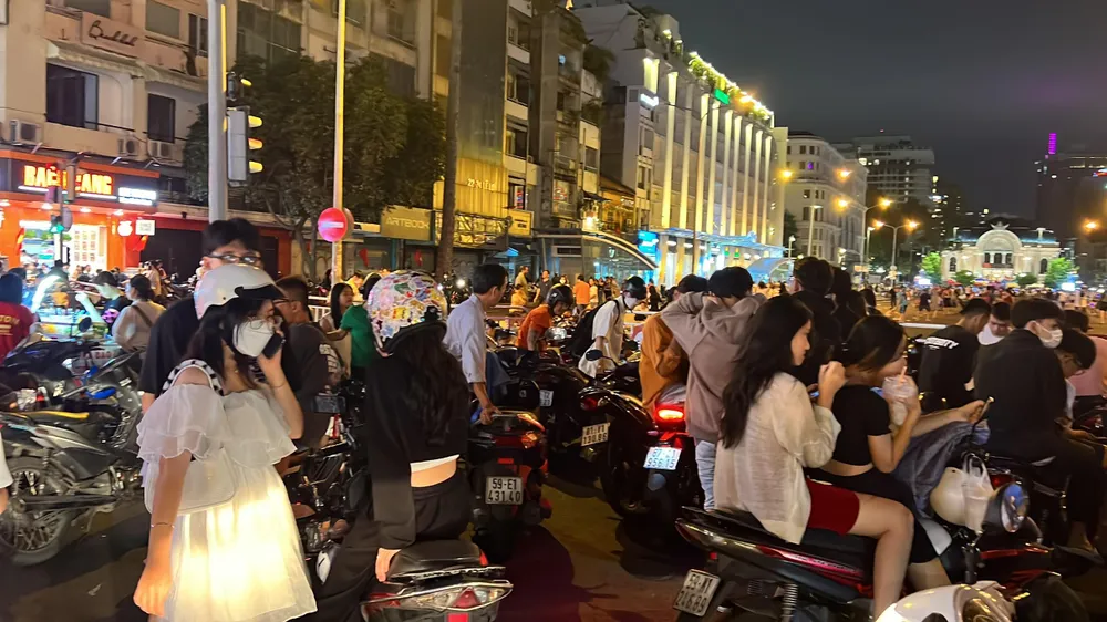 Người dân đổ ra đường trong Tết Trung thu. Ảnh: ĐT. Người dân đổ ra đường trong Tết Trung thu. Ảnh: ĐT.