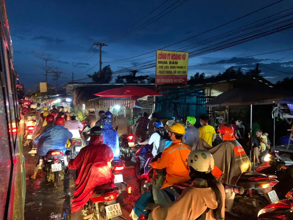 Kẹt xe kéo dài hàng cây số, các phương tiện nối đuôi nhau mà chưa tìm được lối thoát. Ảnh: ĐT.