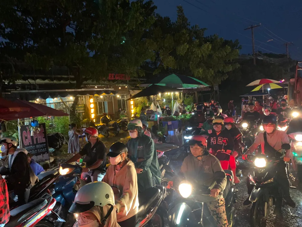 Người dân nhúc nhích từng chút một. Ảnh: ĐT.