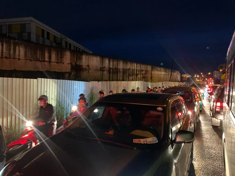 Ô tô nối đuôi nhau trên cầu Tăng Long. Ảnh: ĐT.