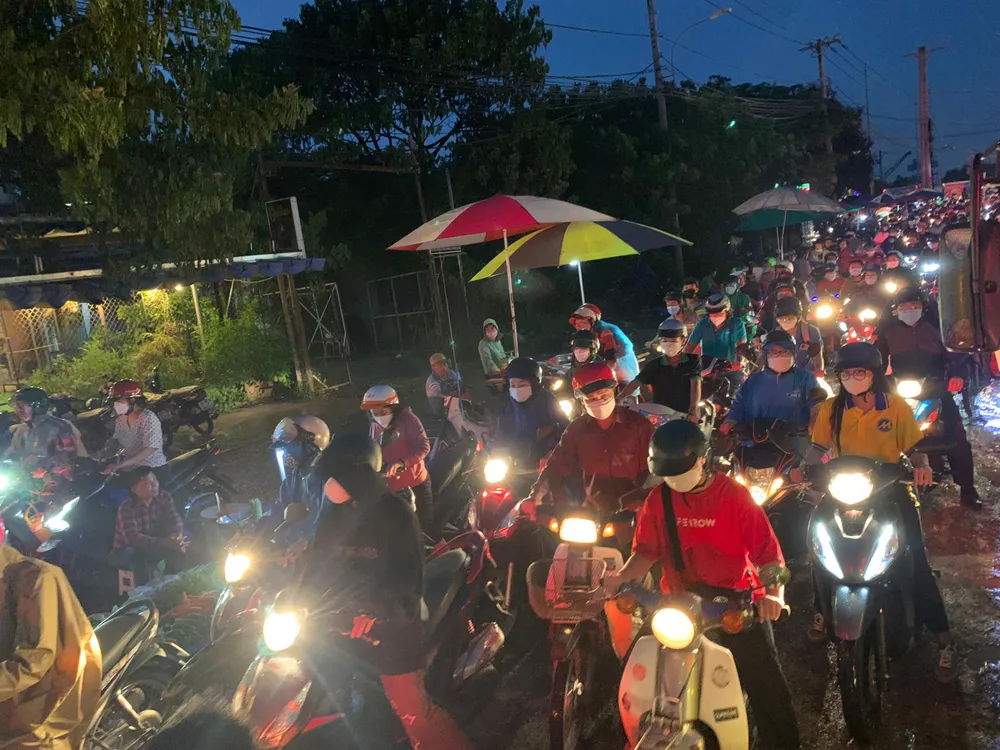 Tới thời điểm này, khu vực đường Lã Xuân Oai vẫn kẹt. Ảnh: ĐT.