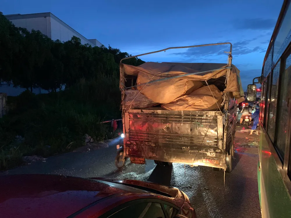 Các phương tiện len lỏi, nhúc nhích từng chút một. Ảnh: ĐT.