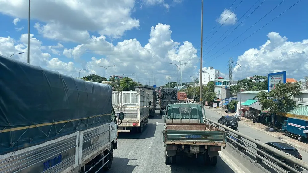 Các phương tiện nối đuôi di chuyển khó khăn. Ảnh: CTV.