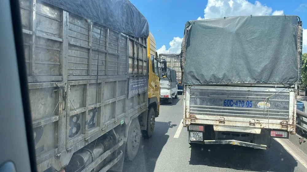 Theo tài xế, tình trạng kẹt xe trên quốc lộ 1 diễn ra hàng ngày. Ảnh: CTV.
