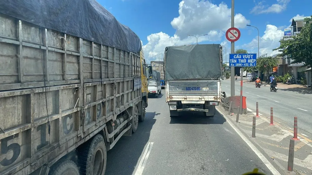 T Tài xế phải mất hơn 2 giờ đồng hồ mới thoát ra khỏi điểm kẹt. Ảnh: CTV.