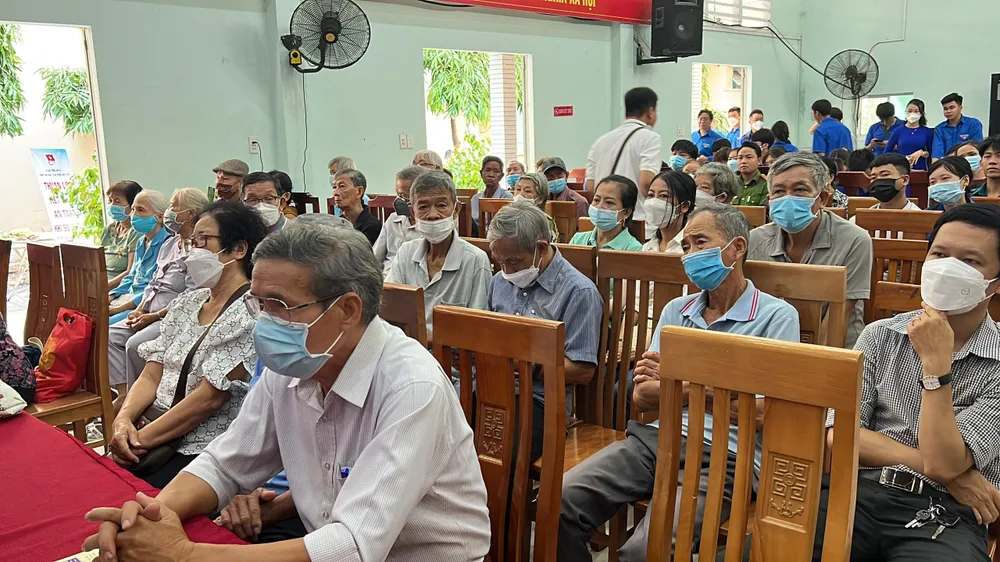 Người dân lắng nghe các dịch vụ đi xe buýt. Ảnh: ĐT.