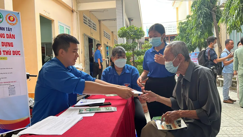 Người dân ở TP Thủ Đức làm thủ tục để nhận thẻ đi xe buýt miễn phí. Ảnh: ĐT.