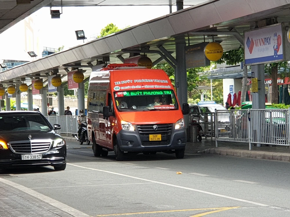 Xe buýt cập vào điểm đón khách tại làn B là vô cùng khó khăn. Ảnh: ĐT.