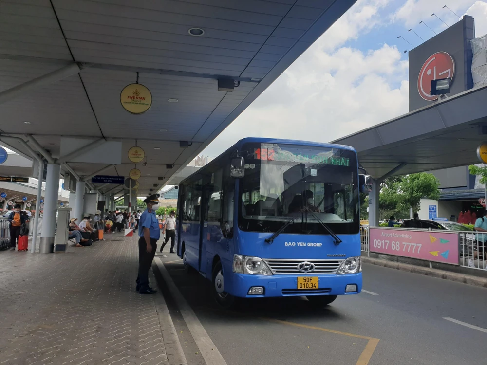 Xe buýt 152 dừng quá thời gian ba phút đã được lực lượng Thanh tra giao thông yêu cầu di chuyển khỏi vị trí. Ảnh: ĐT.