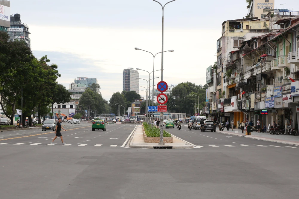 Các hàng quán đã mở cửa, khôi phục trở lại sau nhiều năm bị rào chắn.