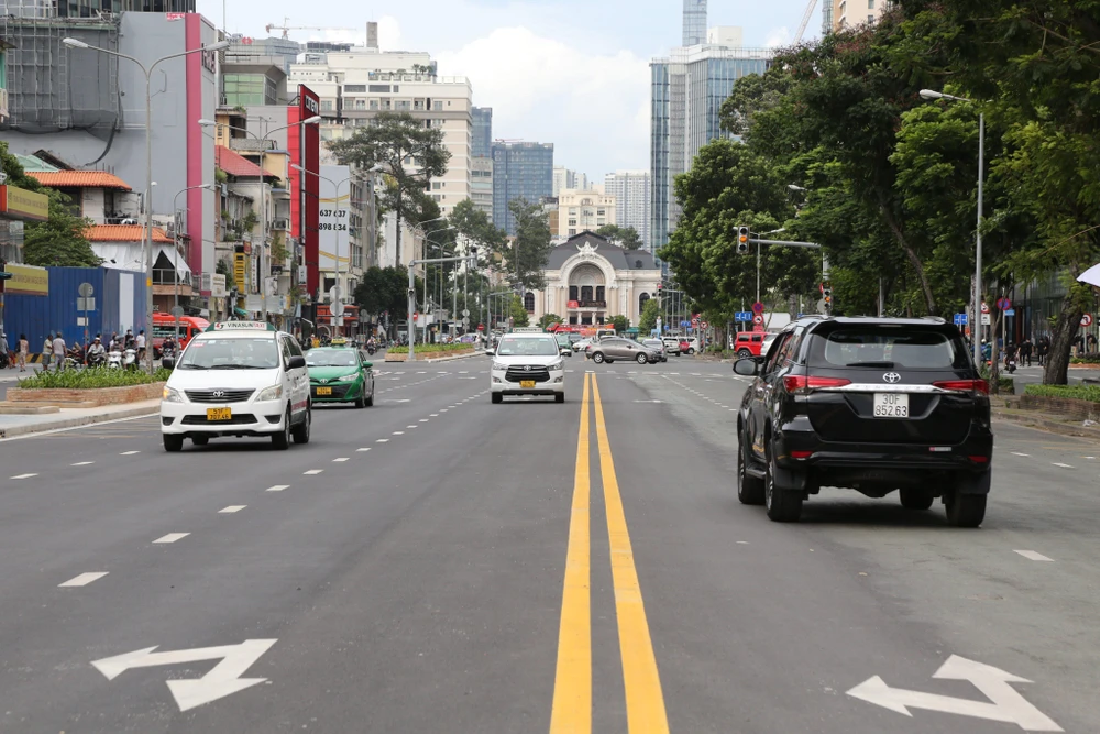 Các phương tiện tấp nập đi lại.