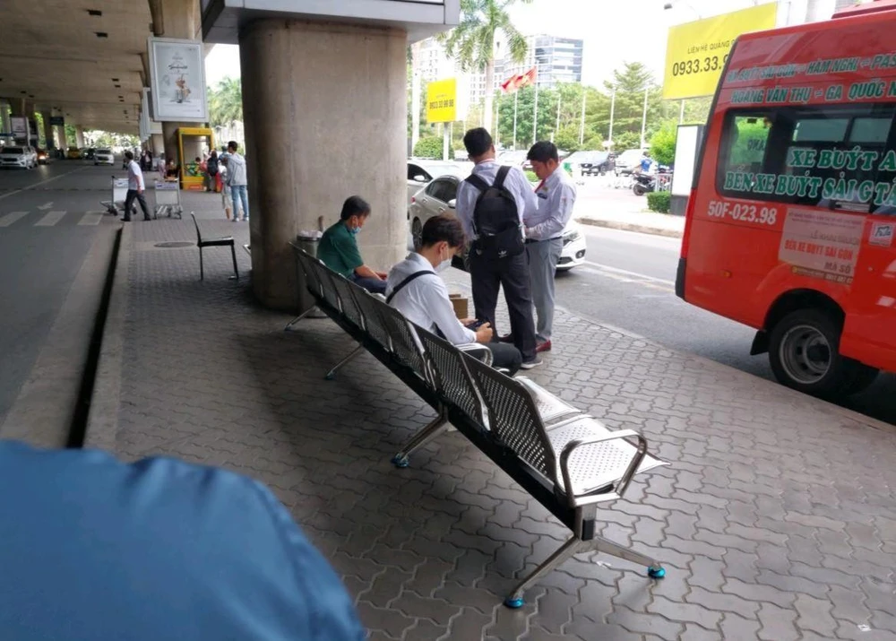 Hàng ghế tại khu vực ga Quốc nội đã được gỡ bỏ sau khi Trung tâm Quản lý giao thông công cộng lắp đặt.