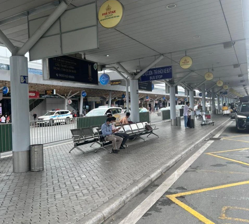 Các hãng vận tải than phiền thời gian dừng đỗ chỉ 3 phút là quá ngắn, cộng với việc đón khách chung làn với xe gia đình là vô cùng khó khăn.