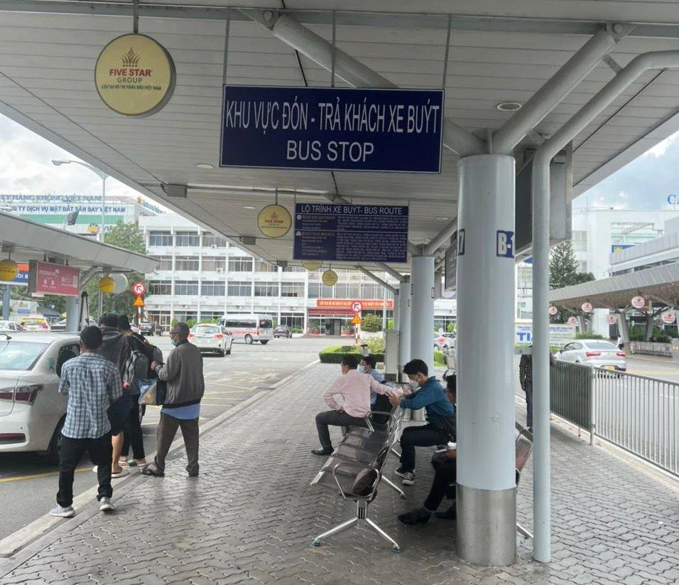 Hiện nay, xe buýt đang phải dừng đỗ, đón trả khách chung với làn xe gia đình.