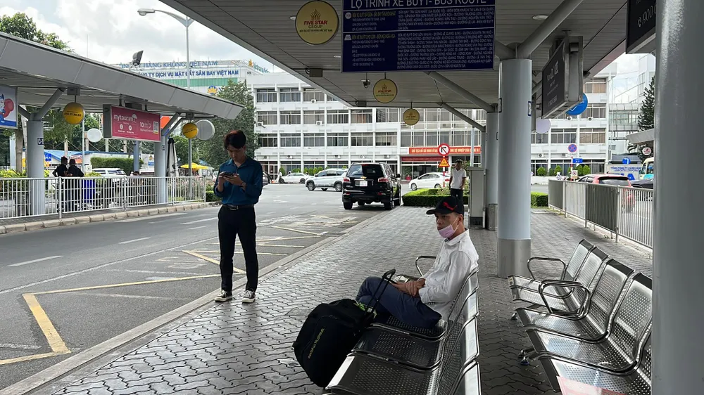 Một hành khách ở quận 3 cho biết đây là lần đầu tiên anh sử dụng xe buýt ở sân bay, bởi lẽ thời gian chờ xe nhanh và khá gần với nhà anh. Ảnh: ĐT.