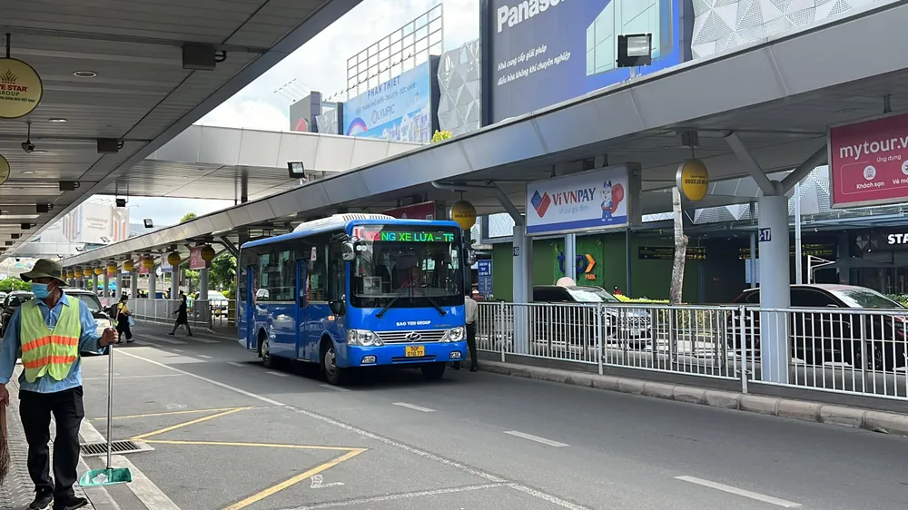 Hiện nay, các xe buýt tại sân bay Tân Sơn Nhất đều được dừng, đón trả ở làn B. Ảnh: ĐT.