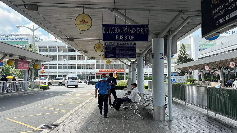 Nhiều hành khách đã bắt đầu sử dụng xe buýt, song lượng lớn vẫn đi xe cá nhân. Ảnh: ĐT.