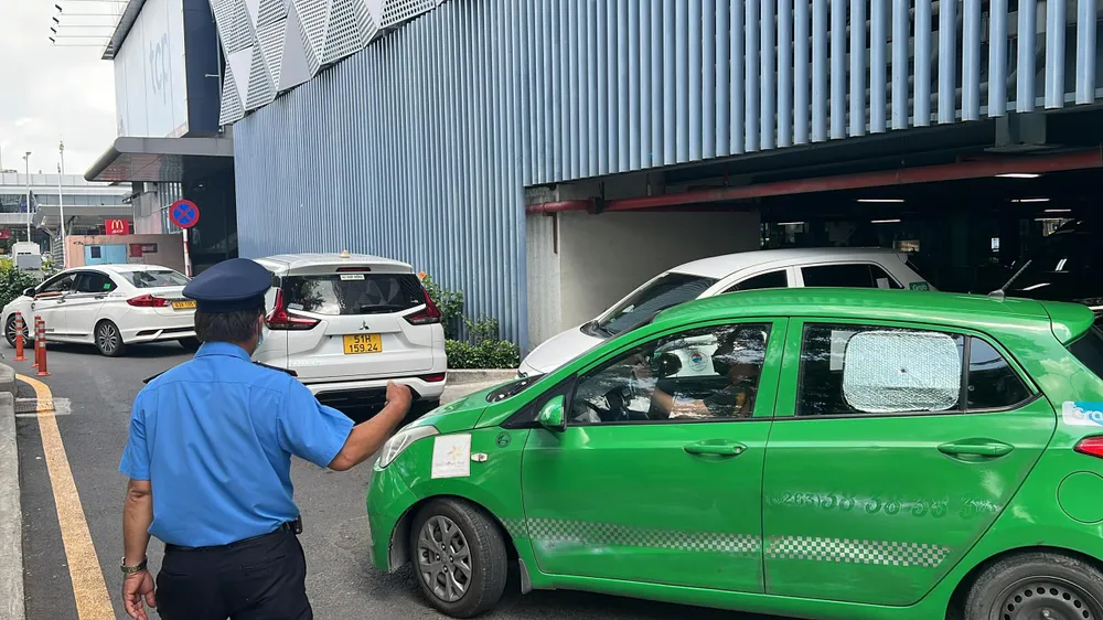 Tại khu vực cổng ra của xe công nghệ luôn ùn ứ, xung đột dù đó là giờ thấp điểm. Ảnh: ĐT.