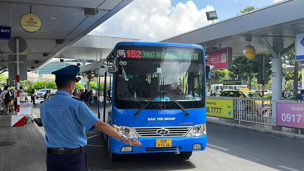 Thanh tra giao thông phân luồng xe, xử lý vi phạm tại sân bay Tân Sơn Nhất. Ảnh: ĐT.