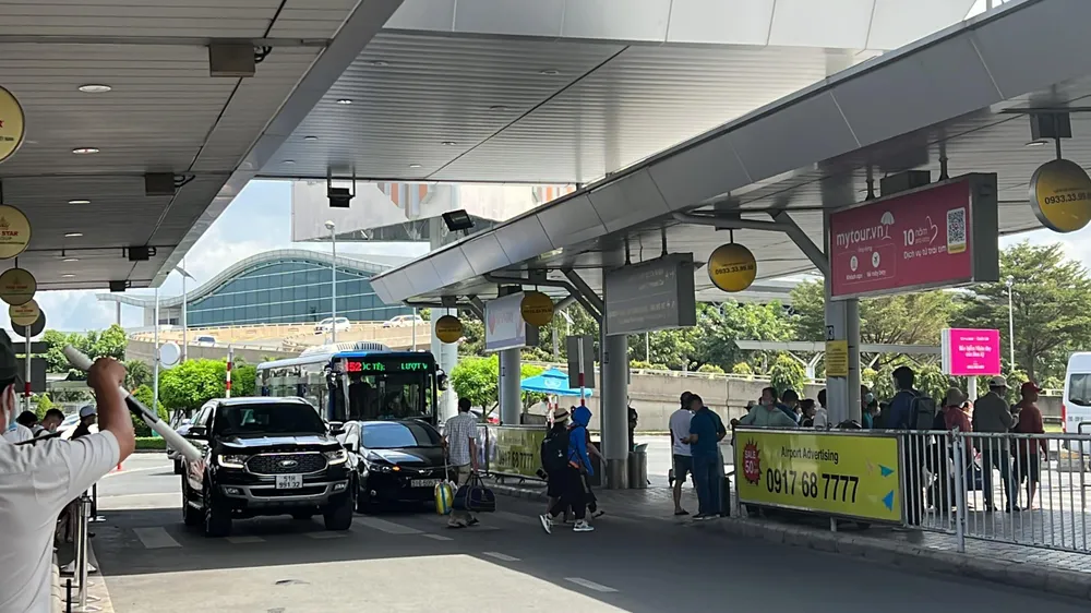 Xe buýt gặp khó khi vào làn đón khách. Ảnh: ĐT.