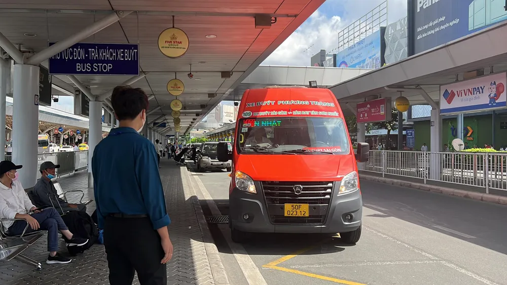 Tại khu vực dừng đỗ xe buýt luôn có nhân viên hướng dẫn, hỗ trợ hành khách lên xuống xe. Ảnh: ĐT.