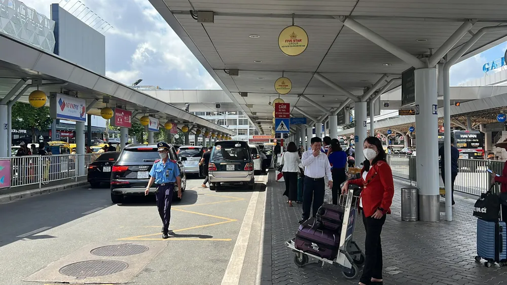 Các điểm đón xe buýt ở làn B khá thuận tiện, có ghế ngồi. Ảnh: ĐT.